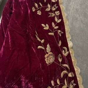 Velvet embroidery dupptaa